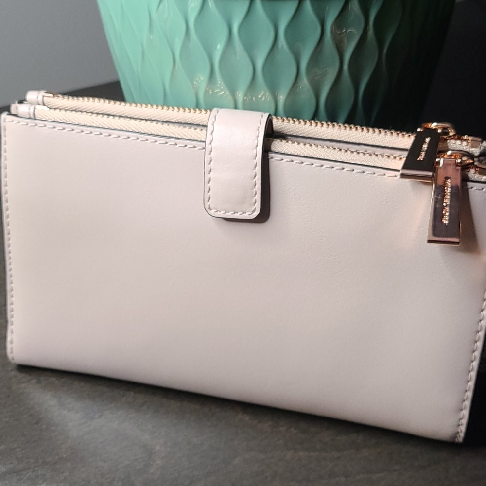 *****SOLD******Gorgeous Michael Kors wristlet wallet - Picture 7 of 17